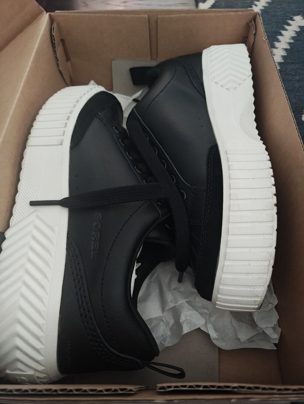 Sorel Black Low-Top Leather Sneaker with White Sole Size 7.. Worn One Time - Picture 7 of 7